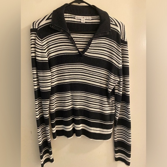 Tommy Hilfiger Sweaters - 🟢 Clearance- Tommy Hilfiger sweater V neck size Large NWT